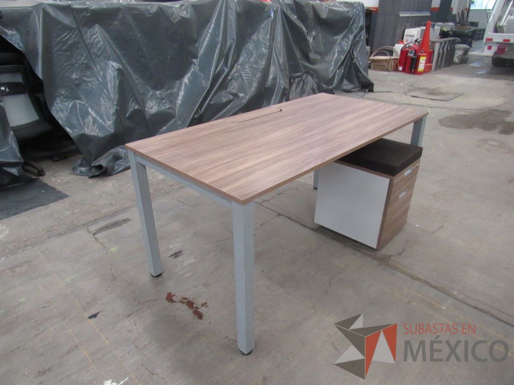 Lote 024 - Mesa de trabajo rectangular con base metálica, cubierta color café y archivero vertical de 2 cajones - Imagen 8