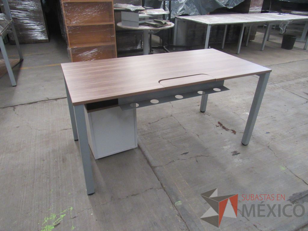 Lote 024 - Mesa de trabajo rectangular con base metálica, cubierta color café y archivero vertical de 2 cajones - Imagen 10