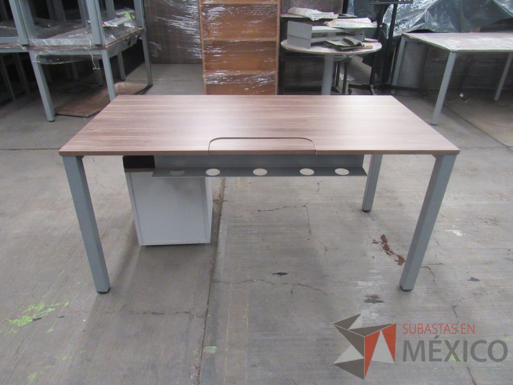 Lote 024 - Mesa de trabajo rectangular con base metálica, cubierta color café y archivero vertical de 2 cajones - Imagen 11