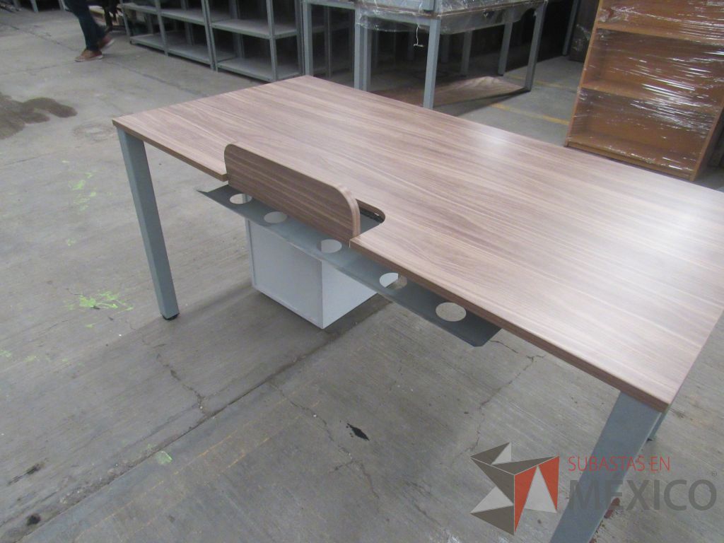 Lote 024 - Mesa de trabajo rectangular con base metálica, cubierta color café y archivero vertical de 2 cajones - Imagen 15