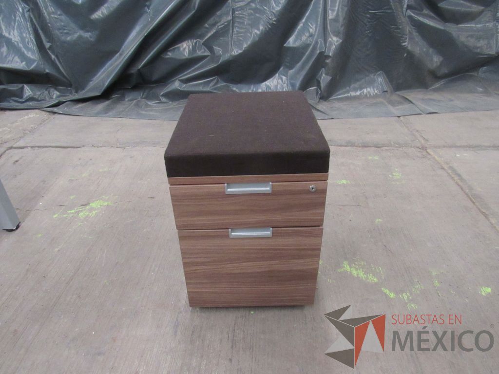 Lote 024 - Mesa de trabajo rectangular con base metálica, cubierta color café y archivero vertical de 2 cajones - Imagen 13