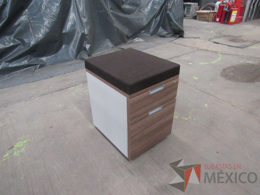 Lote 024 - Mesa de trabajo rectangular con base metálica, cubierta color café y archivero vertical de 2 cajones - Imagen 14