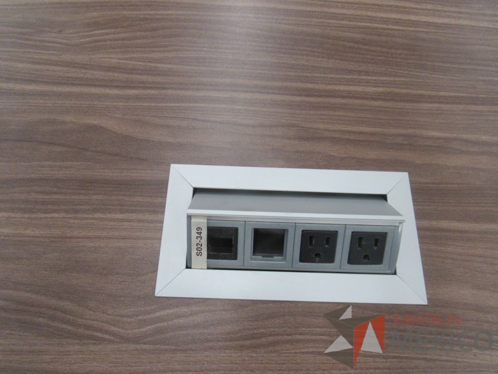 Lote 066 - Mesa de sala de juntas para 10 personas con base metálica y cubierta color café en 3 piezas - Imagen 2