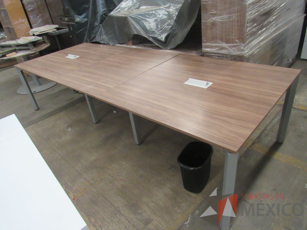 Lote 070 - Mesa de sala de juntas para 10 personas con base metálica y cubierta color café en 3 piezas - Imagen 8