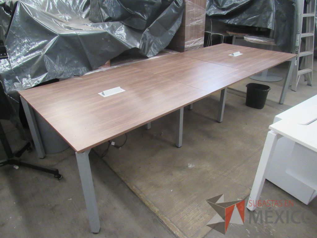 Lote 066 - Mesa de sala de juntas para 10 personas con base metálica y cubierta color café en 3 piezas - Imagen 5