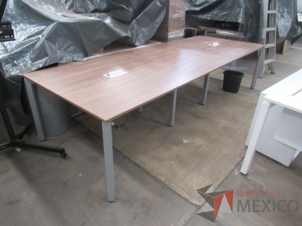 Lote 066 - Mesa de sala de juntas para 10 personas con base metálica y cubierta color café en 3 piezas - Imagen 8