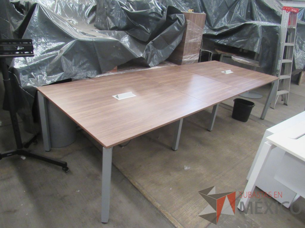 Lote 066 - Mesa de sala de juntas para 10 personas con base metálica y cubierta color café en 3 piezas