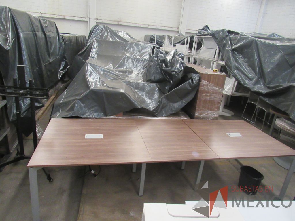 Lote 066 - Mesa de sala de juntas para 10 personas con base metálica y cubierta color café en 3 piezas - Imagen 9