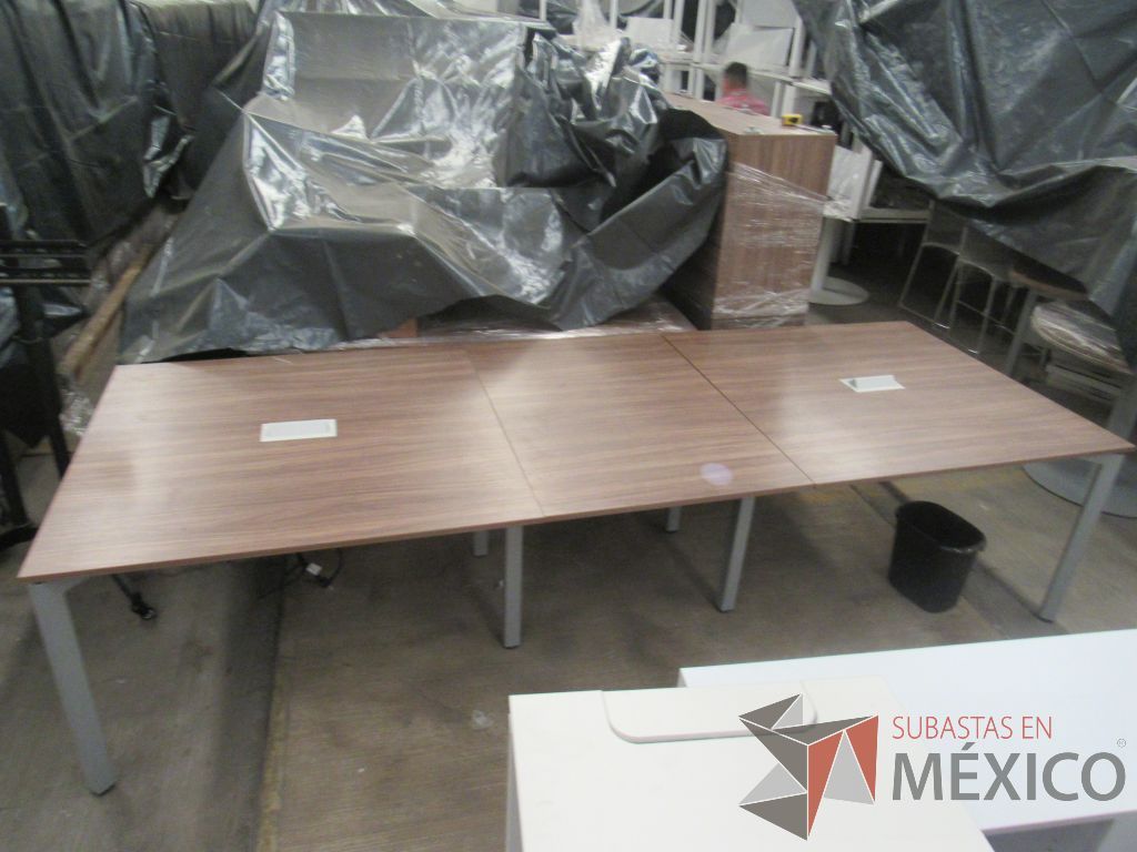 Lote 066 - Mesa de sala de juntas para 10 personas con base metálica y cubierta color café en 3 piezas - Imagen 10