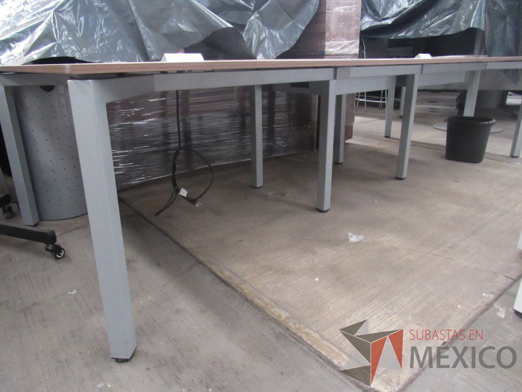 Lote 070 - Mesa de sala de juntas para 10 personas con base metálica y cubierta color café en 3 piezas - Imagen 5