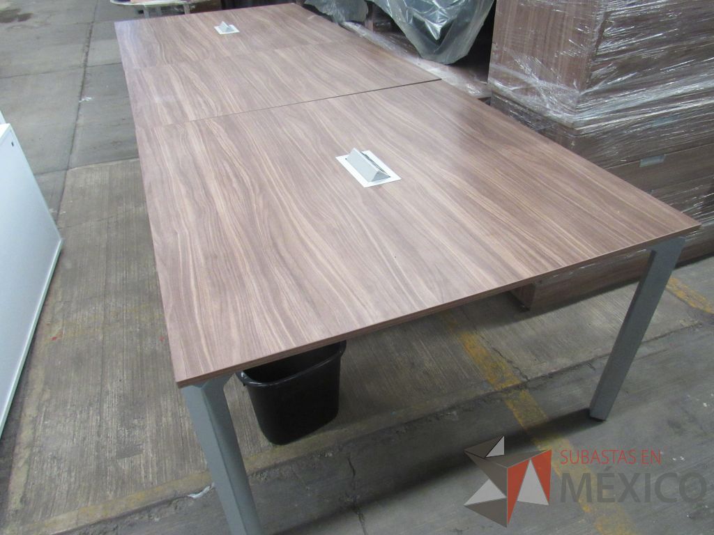 Lote 066 - Mesa de sala de juntas para 10 personas con base metálica y cubierta color café en 3 piezas - Imagen 15