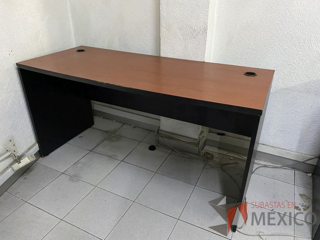 Lote 001 - Escritorio con base color negro, cubierta color café y orificio para conexiones