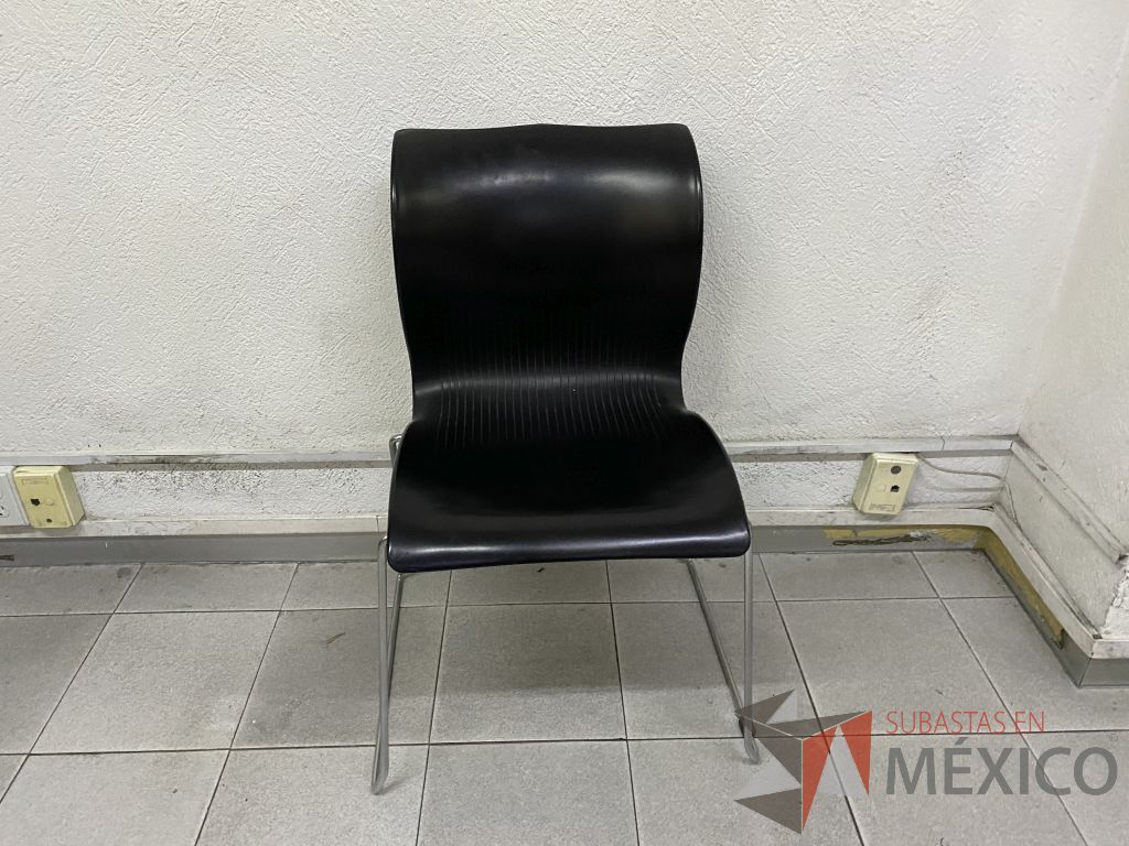 Lote 002 - 4 Sillas de visita con base metálica, asiento y respaldo liso color negro