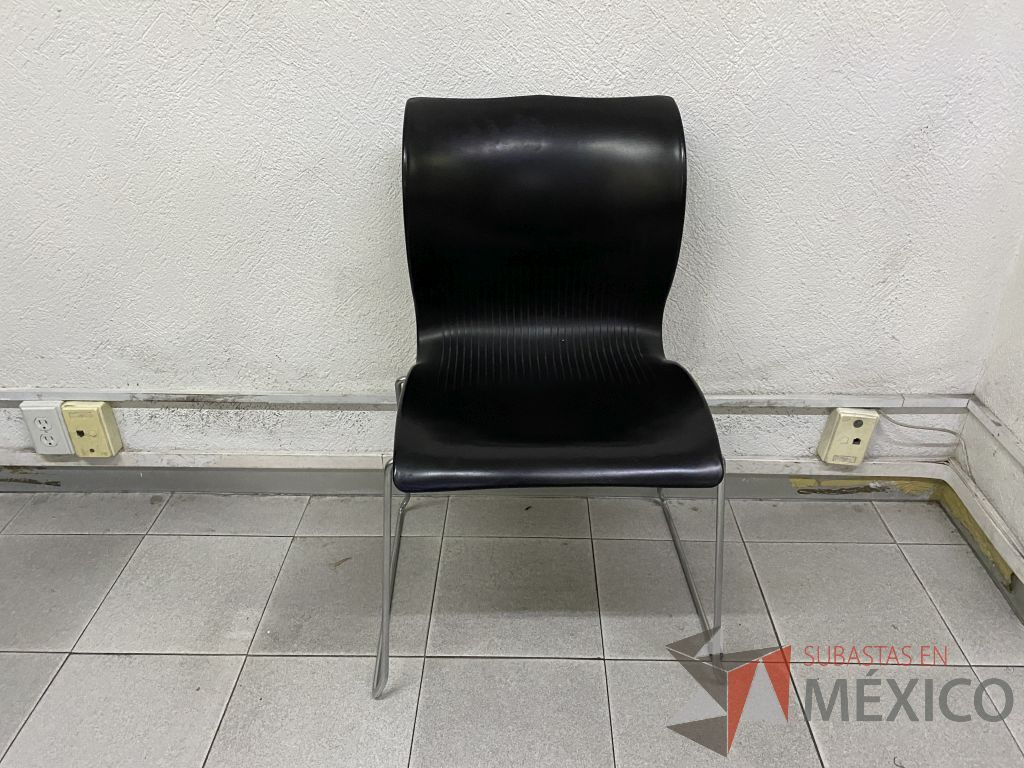 Lote 002 - 4 Sillas de visita con base metálica, asiento y respaldo liso color negro - Imagen 2