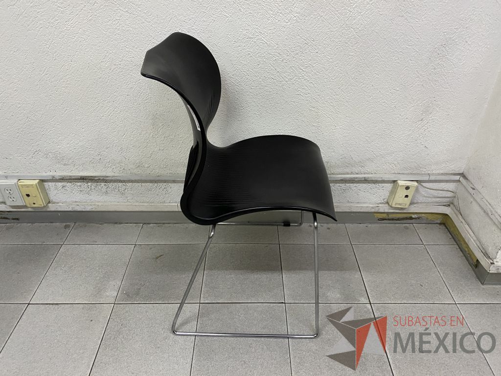 Lote 002 - 4 Sillas de visita con base metálica, asiento y respaldo liso color negro - Imagen 3