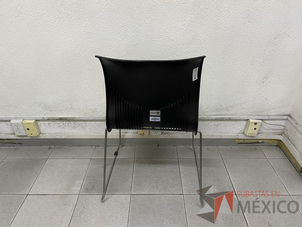 Lote 002 - 4 Sillas de visita con base metálica, asiento y respaldo liso color negro - Imagen 4