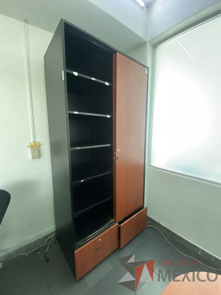 Lote 051 - Gabinete con 2 puertas, 2 cajones color negro y tapas color café - Imagen 5