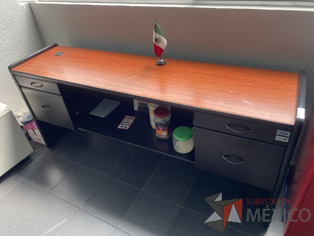 Lote 056 - Credenza con base color negro, 4 cajones y cubierta color café - Imagen 4