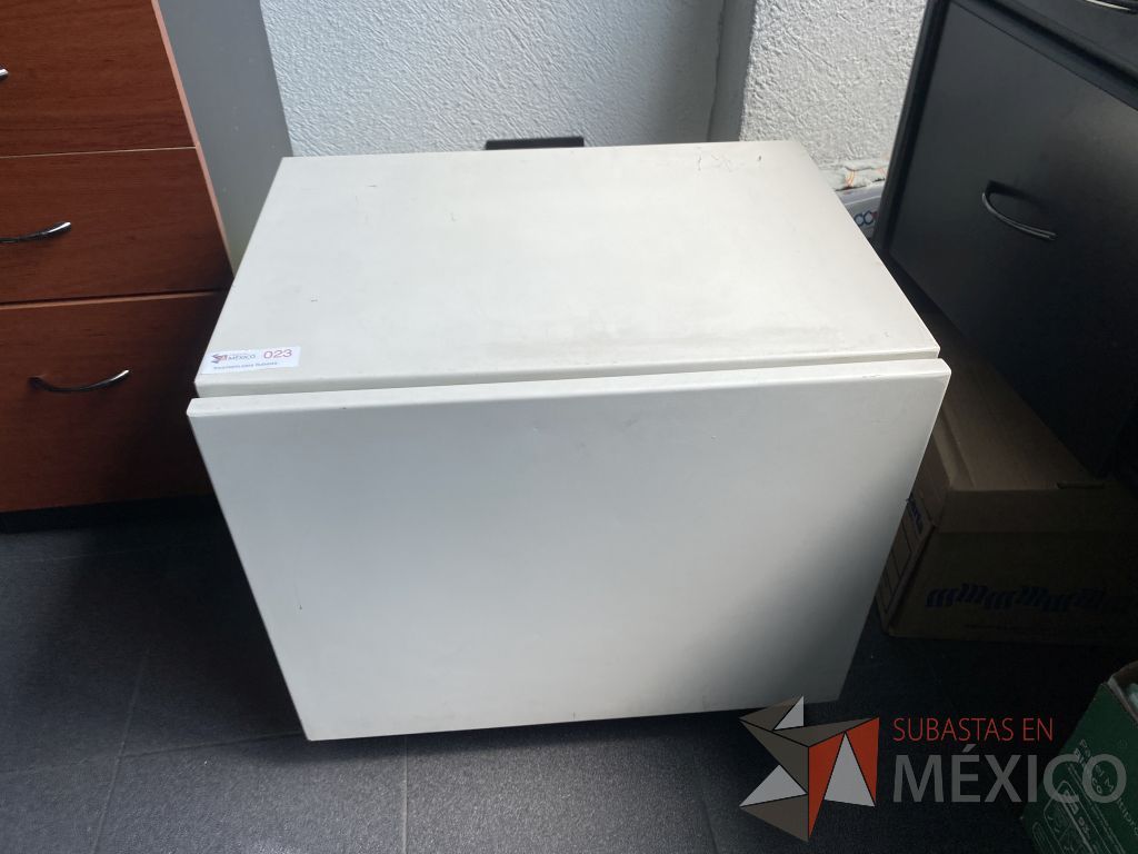 Lote 021 - Gabinete metálico con ruedas y 1 puerta color blanco - Imagen 2