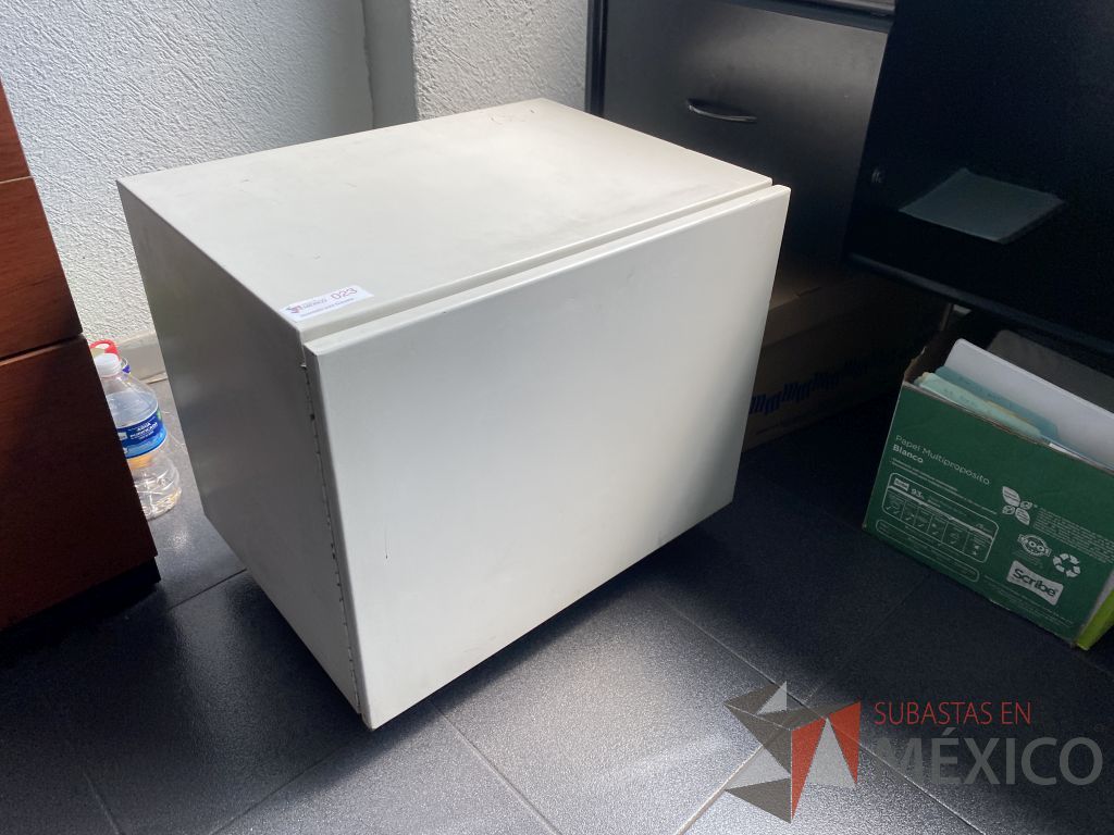 Lote 021 - Gabinete metálico con ruedas y 1 puerta color blanco - Imagen 3