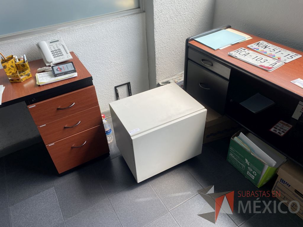 Lote 021 - Gabinete metálico con ruedas y 1 puerta color blanco - Imagen 4