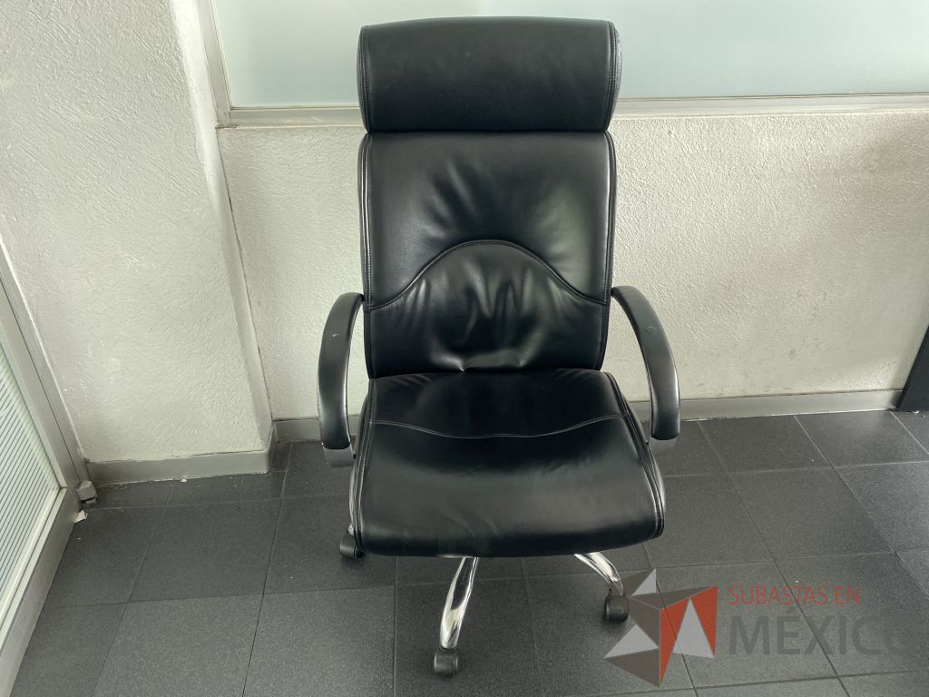 Lote 023 - Silla con ruedas, descansa brazos, asiento y respaldo tipo piel color negro - Imagen 2