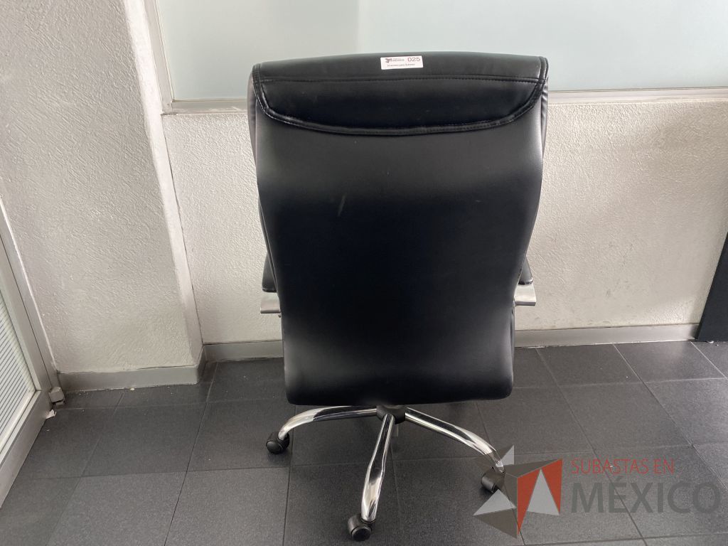 Lote 023 - Silla con ruedas, descansa brazos, asiento y respaldo tipo piel color negro - Imagen 6