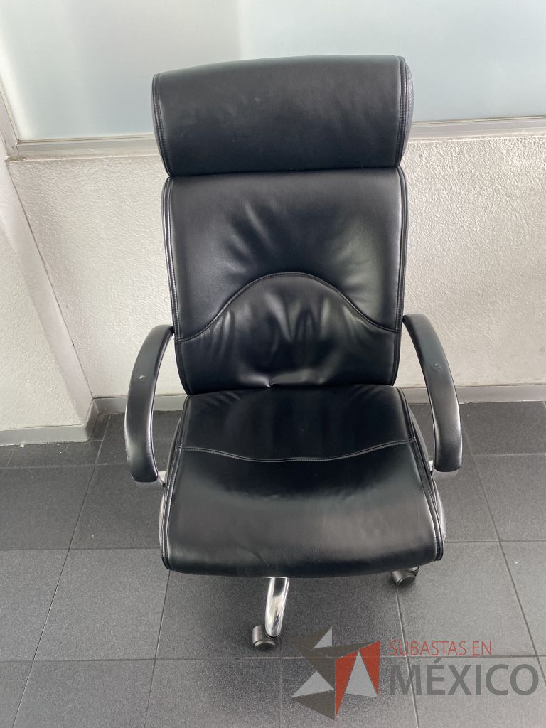 Lote 023 - Silla con ruedas, descansa brazos, asiento y respaldo tipo piel color negro - Imagen 7