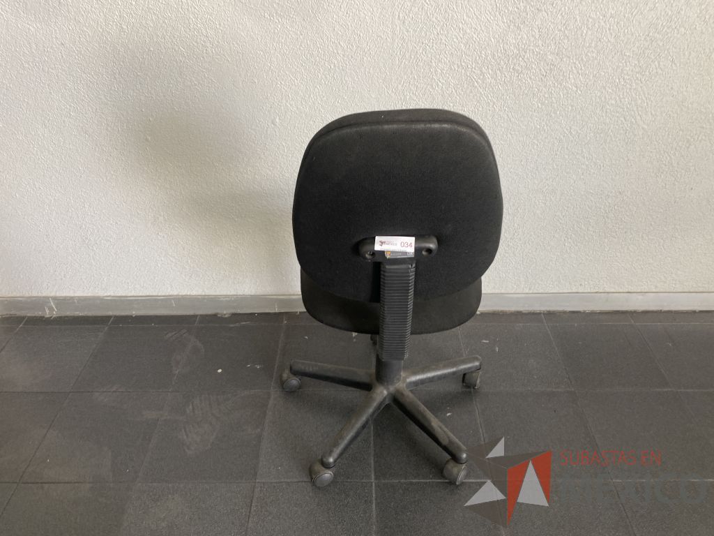 Lote 028 - Silla secretarial con ruedas, asiento y respaldo en tela color negro - Imagen 3