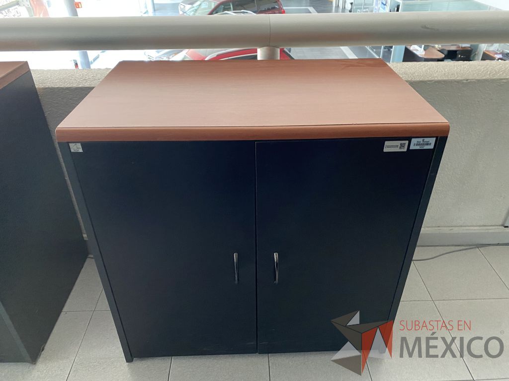Lote 038 - 2 Gabinetes con 2 puertas color negro y cubierta color café - Imagen 2
