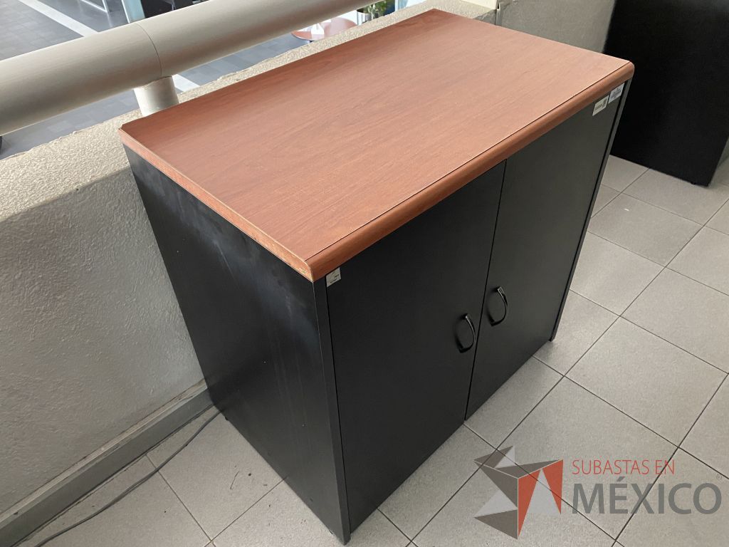 Lote 038 - 2 Gabinetes con 2 puertas color negro y cubierta color café - Imagen 4