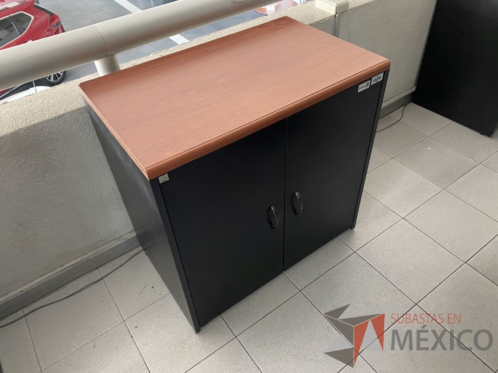 Lote 038 - 2 Gabinetes con 2 puertas color negro y cubierta color café - Imagen 5