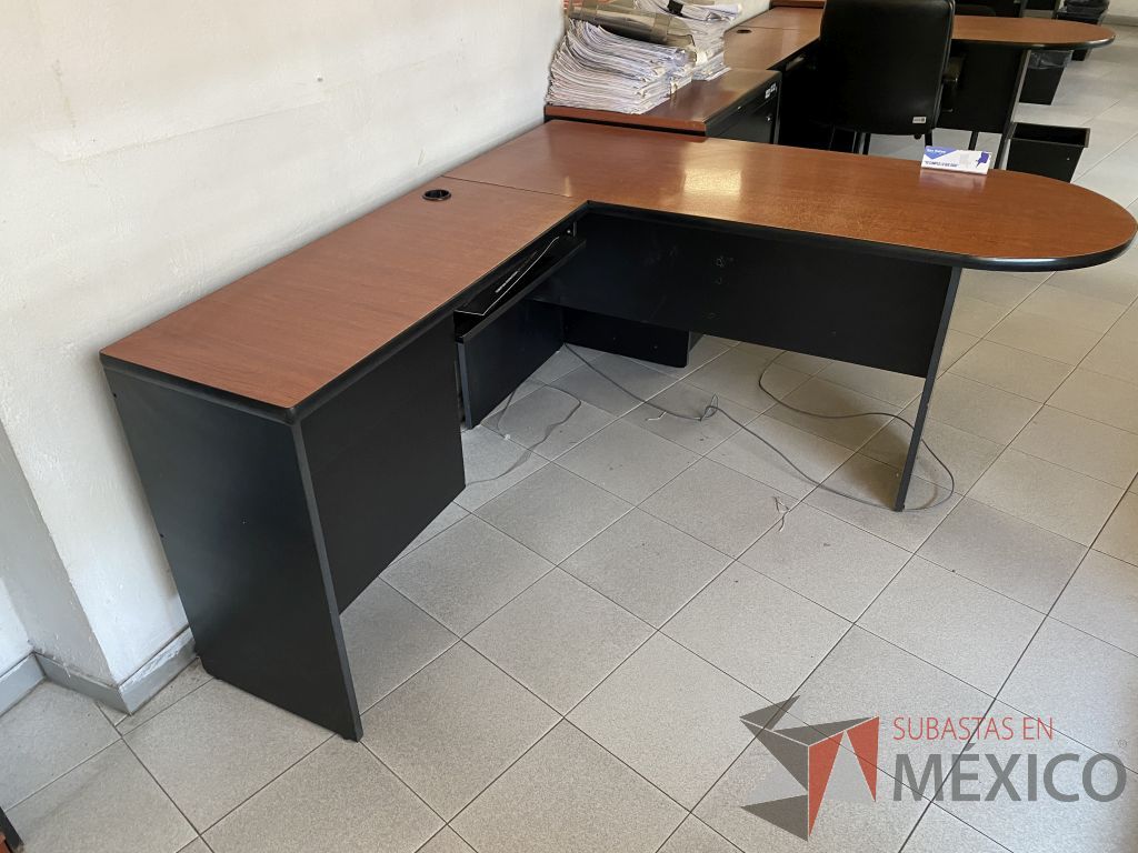 Lote 042 - Escritorio en escuadra con 2 cajones de costado izquierdo y terminación semicircular color negro - Imagen 4