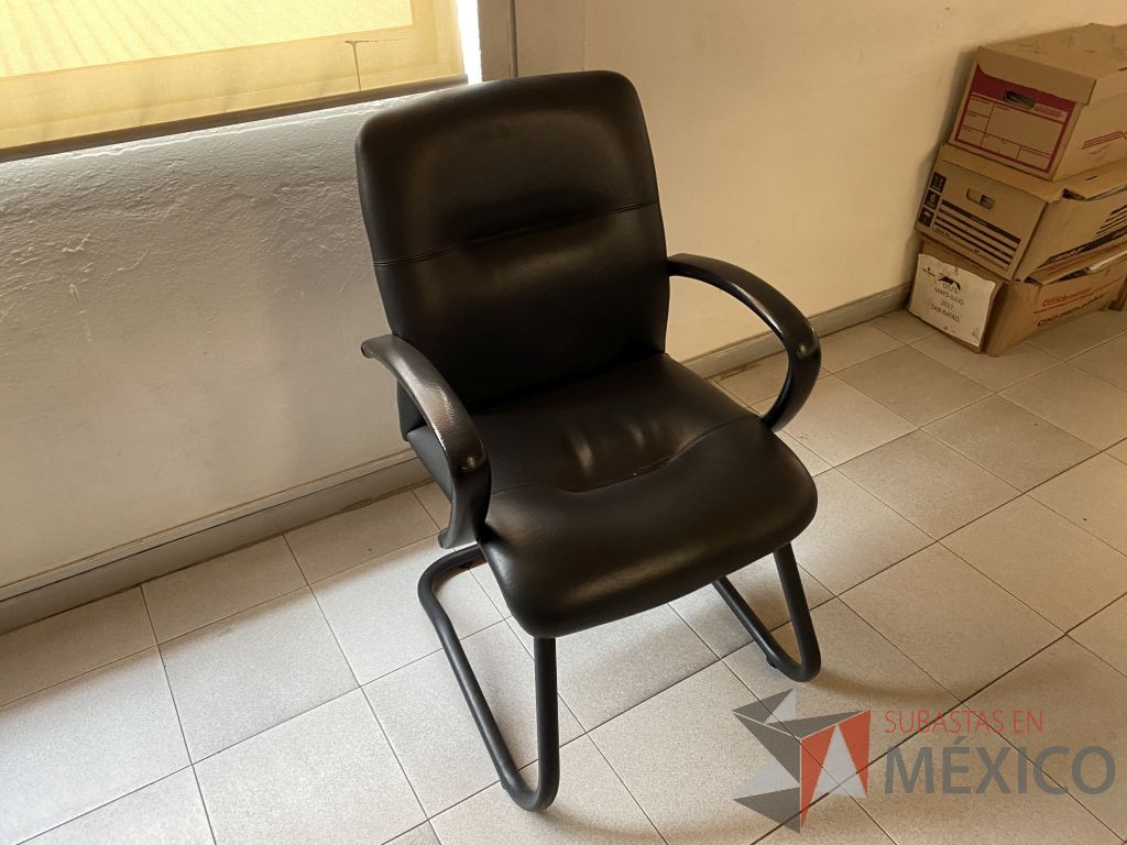 Lote 011 - Silla de visita con base tipo trineo con descansabrazos, asiento y respaldo tipo piel color negro - Imagen 2
