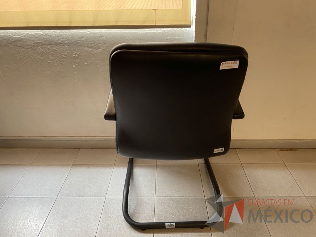 Lote 011 - Silla de visita con base tipo trineo con descansabrazos, asiento y respaldo tipo piel color negro - Imagen 7