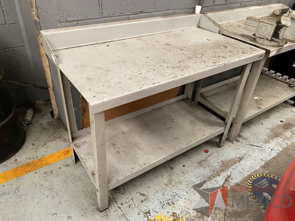 Lote 086 - Mesa de trabajo metálica con 1 entrepaño color gris - Imagen 2