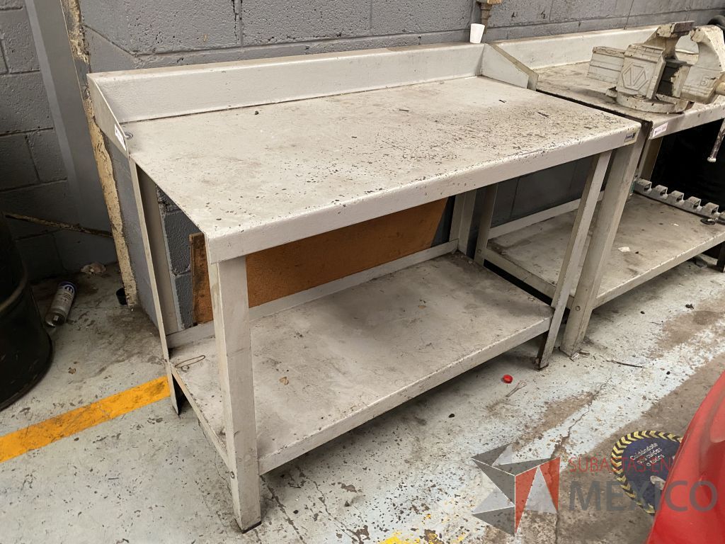 Lote 086 - Mesa de trabajo metálica con 1 entrepaño color gris