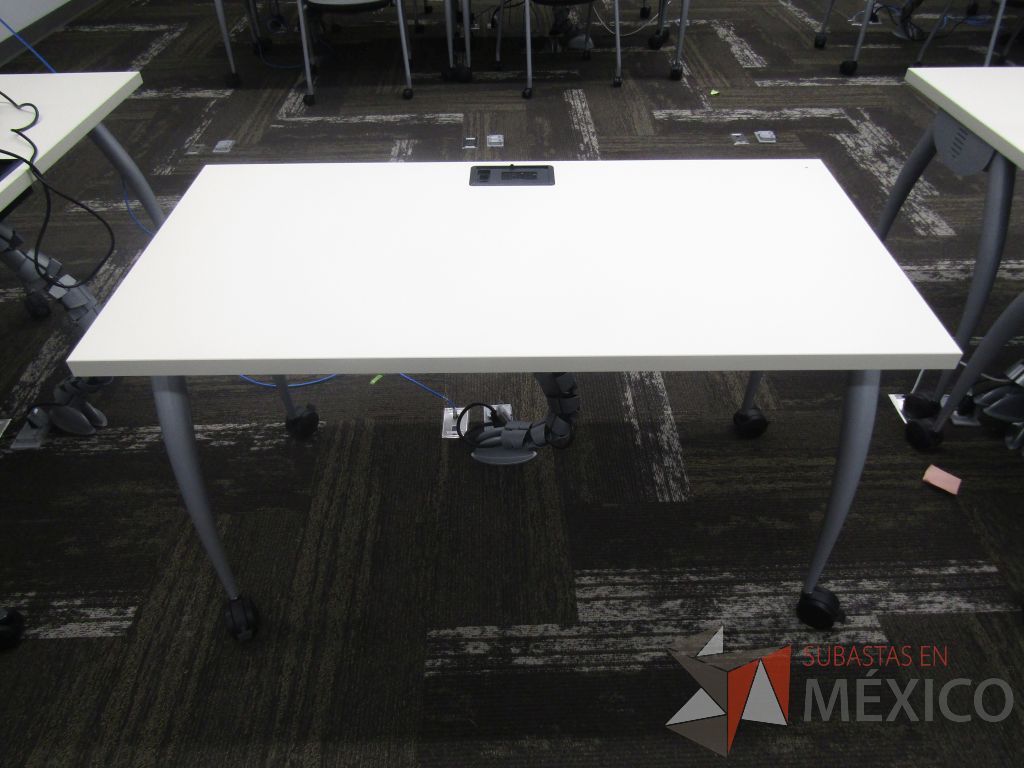 Lote 009 - 25 Mesas de trabajo con 4 patas metálicas con ruedas, cubierta color blanco y con orificios para cable. - Imagen 2