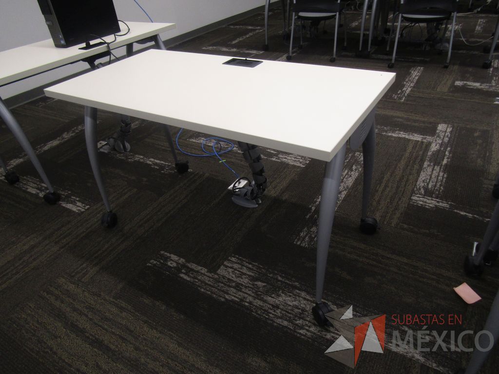 Lote 009 - 25 Mesas de trabajo con 4 patas metálicas con ruedas, cubierta color blanco y con orificios para cable. - Imagen 3