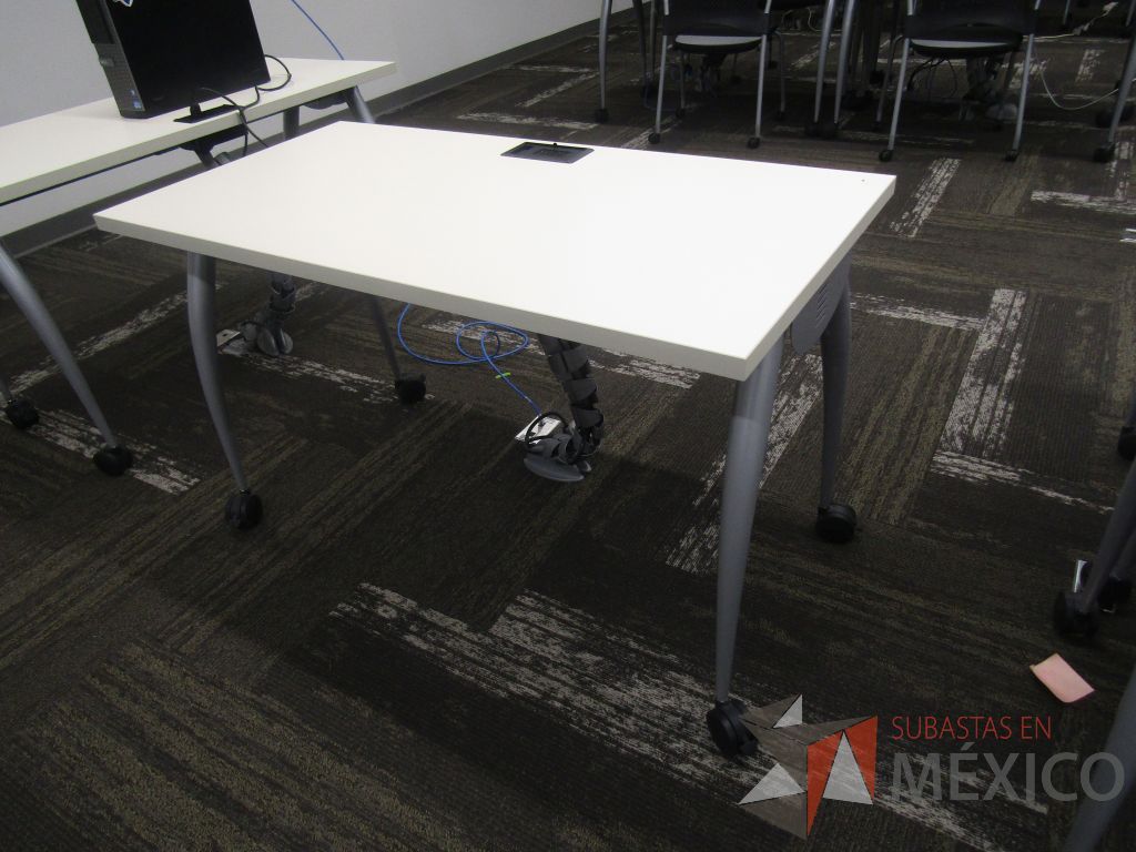 Lote 009 - 25 Mesas de trabajo con 4 patas metálicas con ruedas, cubierta color blanco y con orificios para cable. - Imagen 4