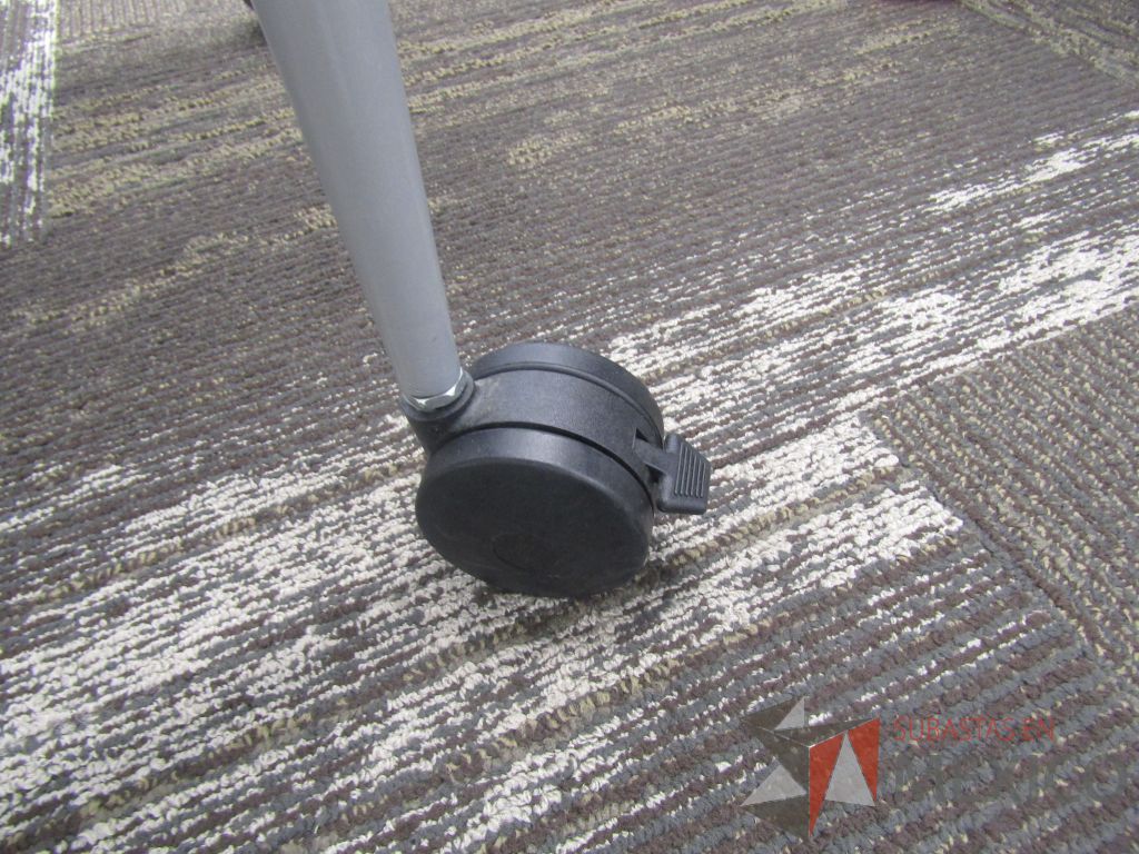 Lote 009 - 25 Mesas de trabajo con 4 patas metálicas con ruedas, cubierta color blanco y con orificios para cable. - Imagen 9