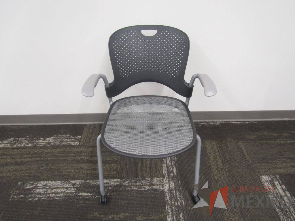 Lote 010 - 49 Sillas de visita con ruedas, asiento en malla y respaldo en plástico color gris.