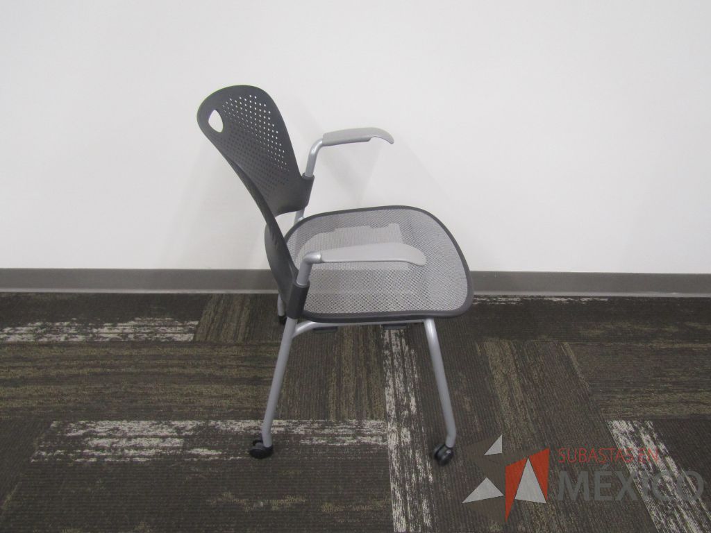 Lote 010 - 49 Sillas de visita con ruedas, asiento en malla y respaldo en plástico color gris. - Imagen 2