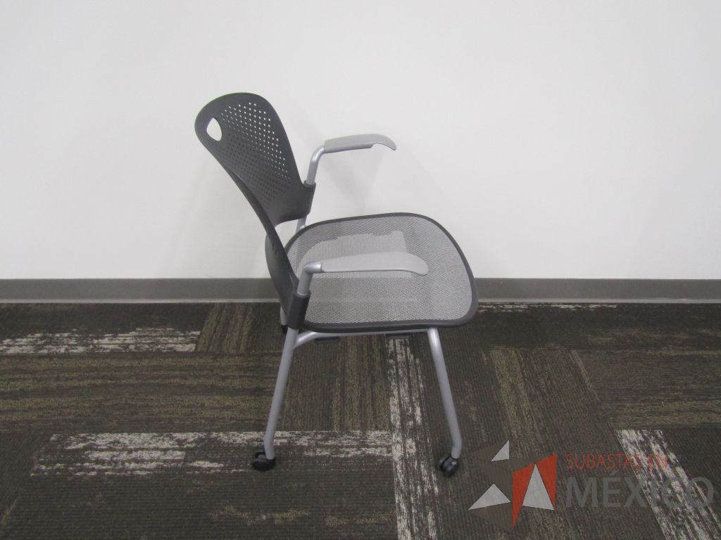 Lote 010 - 49 Sillas de visita con ruedas, asiento en malla y respaldo en plástico color gris. - Imagen 3