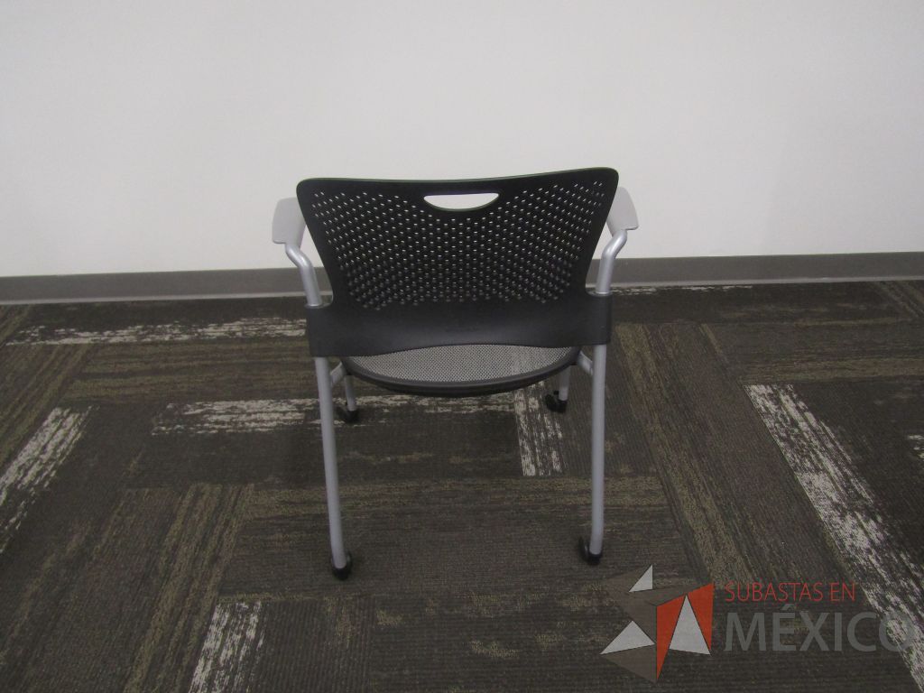 Lote 010 - 49 Sillas de visita con ruedas, asiento en malla y respaldo en plástico color gris. - Imagen 4