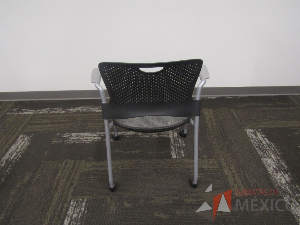 Lote 010 - 49 Sillas de visita con ruedas, asiento en malla y respaldo en plástico color gris. - Imagen 5