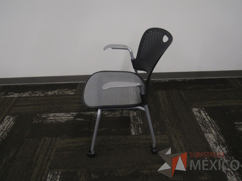 Lote 010 - 49 Sillas de visita con ruedas, asiento en malla y respaldo en plástico color gris. - Imagen 6
