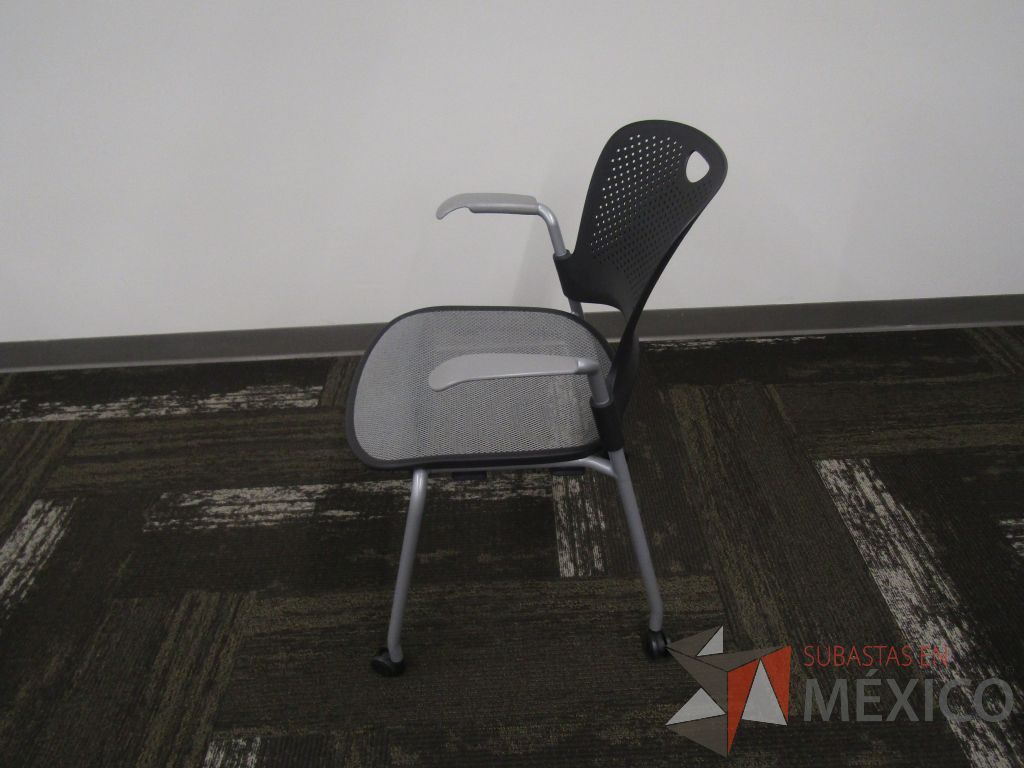 Lote 010 - 49 Sillas de visita con ruedas, asiento en malla y respaldo en plástico color gris. - Imagen 7