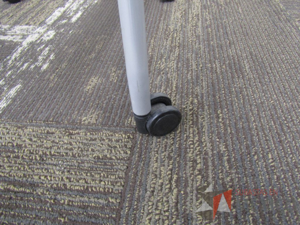 Lote 010 - 49 Sillas de visita con ruedas, asiento en malla y respaldo en plástico color gris. - Imagen 12