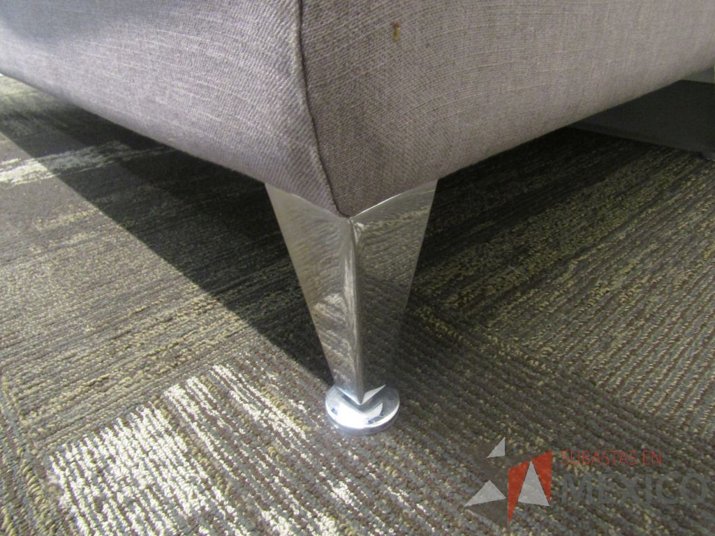 Lote 013 - Sillón de 2 plazas con 4 patas metálicas, asiento y respaldo en tela color gris. - Imagen 5